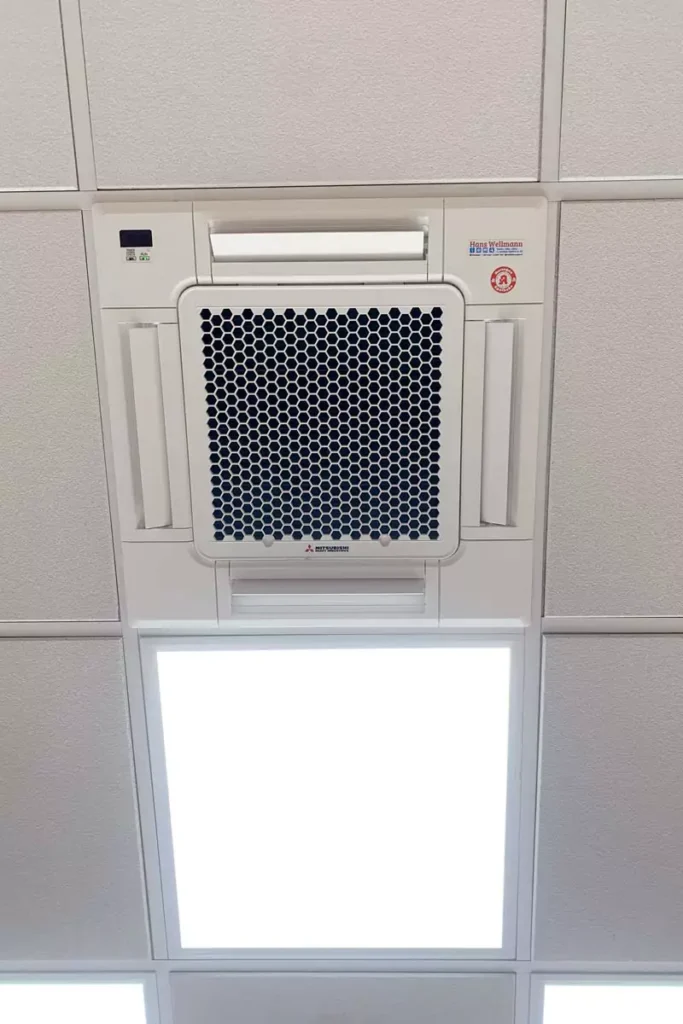 Klimadeckenkassette-Buero-Praxis-Laden-Klimaanlage-in-der-Naehe