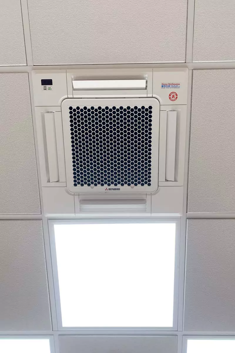 Klimadeckenkassette-Buero-Praxis-Laden-Klimaanlage-in-der-Naehe